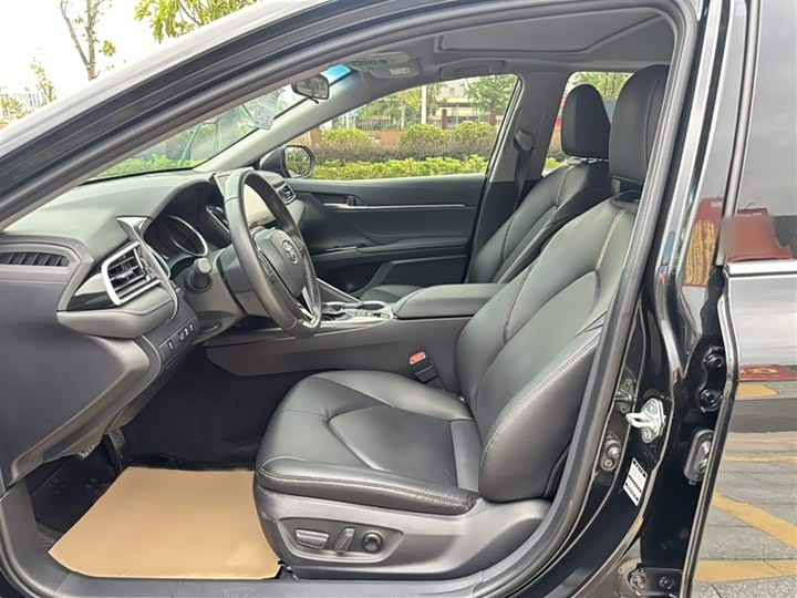 Фото 8 - Toyota Camry