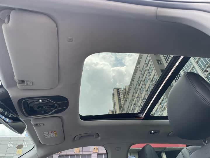 Фото 10 - Geely Monjaro