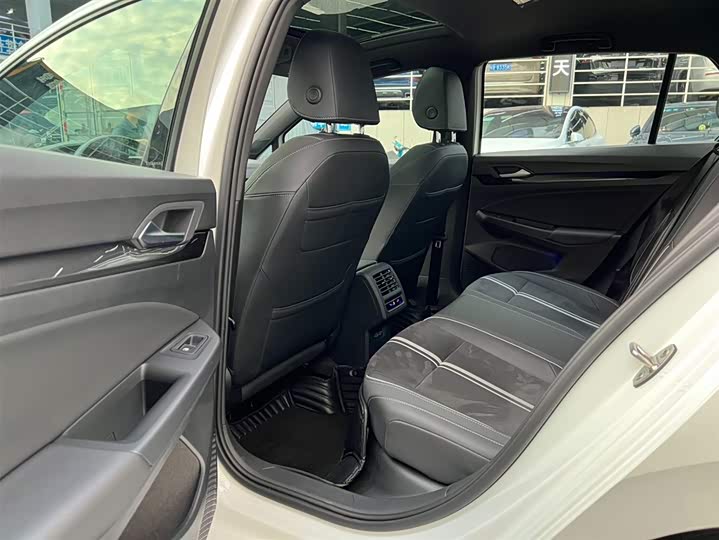 Фото 12 - Volkswagen Golf