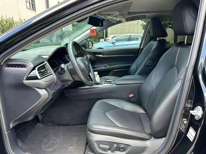 Фото 5 - Toyota Camry