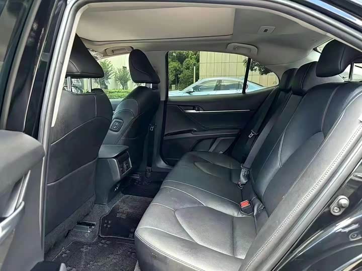 Фото 6 - Toyota Camry