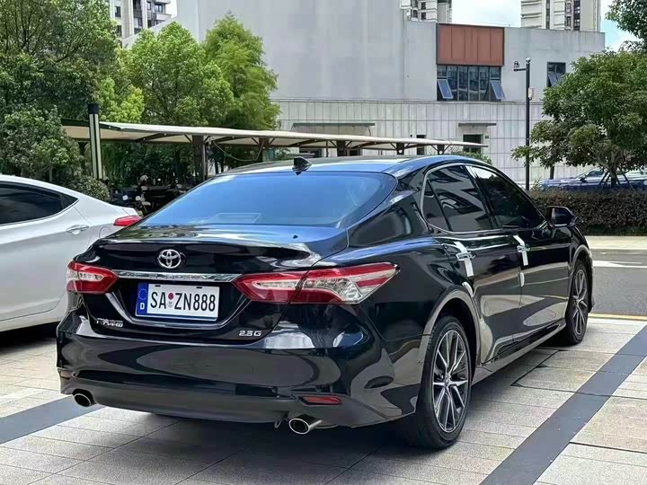 Фото 8 - Toyota Camry