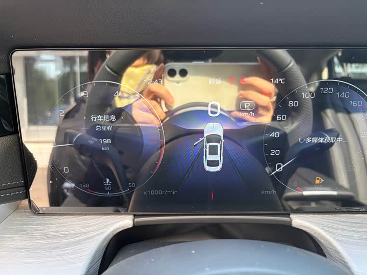 Фото 11 - Hongqi H5