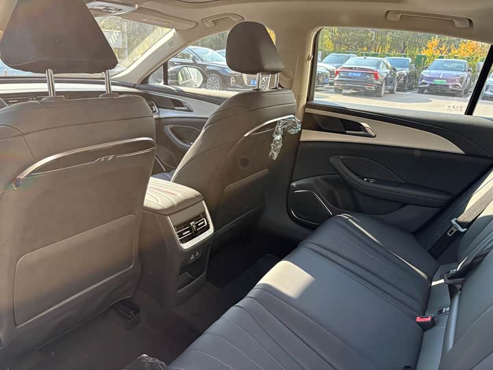 Фото 7 - Hongqi H5