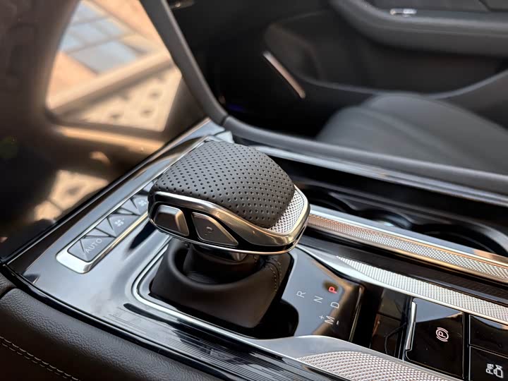 Фото 8 - Hongqi H5