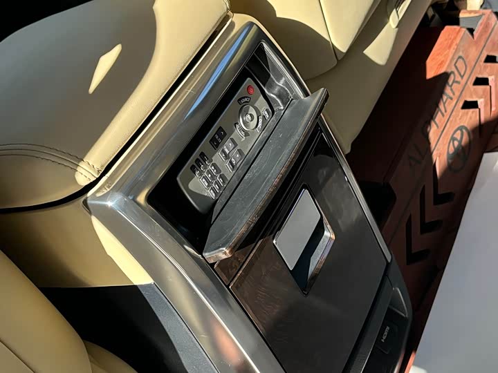 Фото 22 - Toyota Alphard