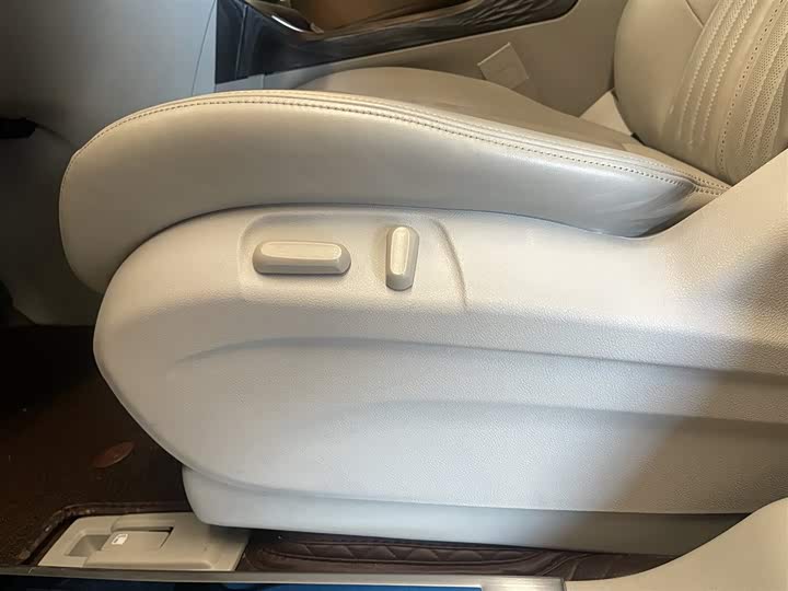 Фото 20 - Buick GL8 ES