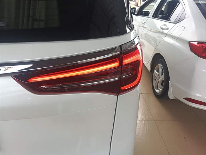 Фото 8 - Buick GL8 ES