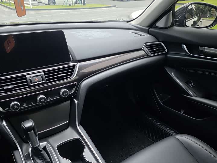 Фото 18 - Honda Accord