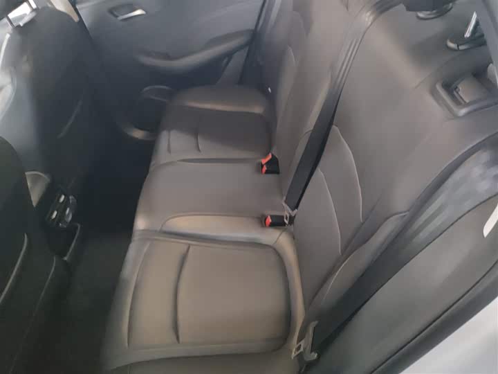 Фото 17 - Roewe i5