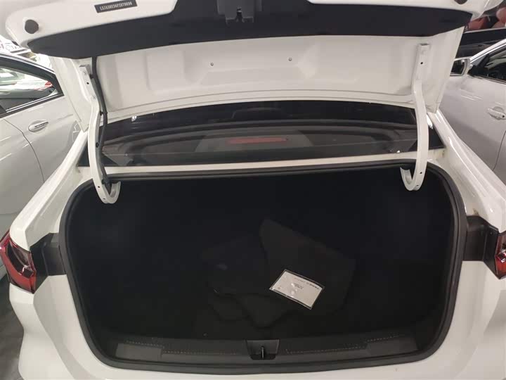 Фото 19 - Roewe i5