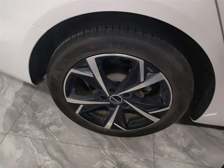 Фото 26 - Roewe i5