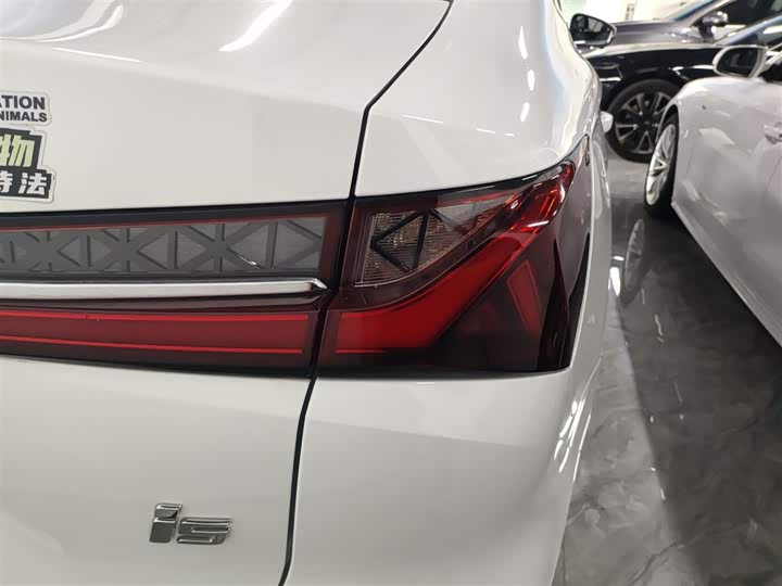 Фото 8 - Roewe i5