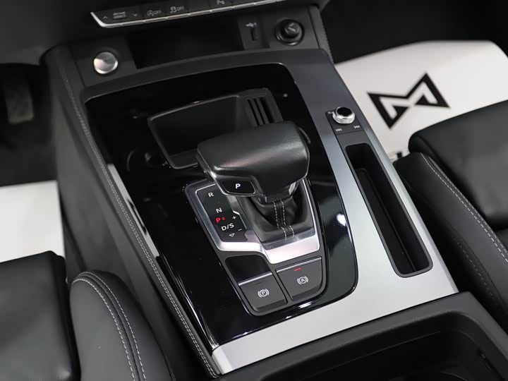 Фото 10 - Audi Q5L