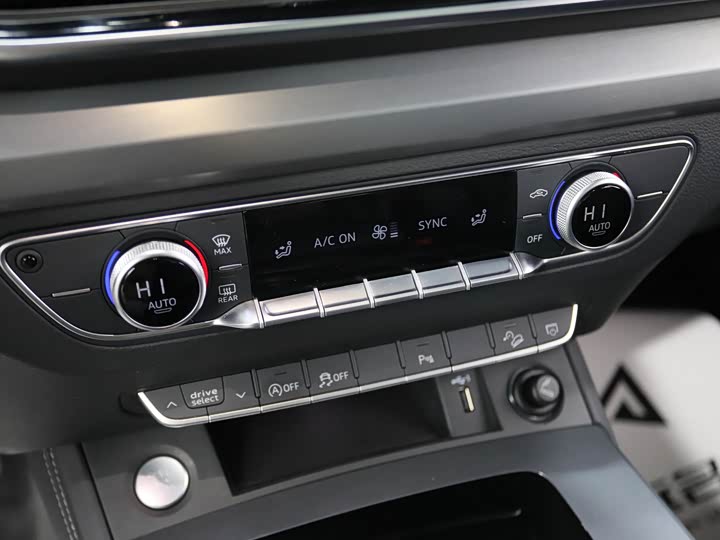 Фото 8 - Audi Q5L