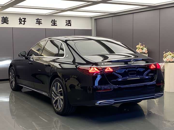 Фото 12 - Mercedes-Benz E-Class