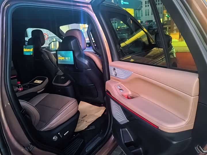 Фото 15 - Lincoln Navigator