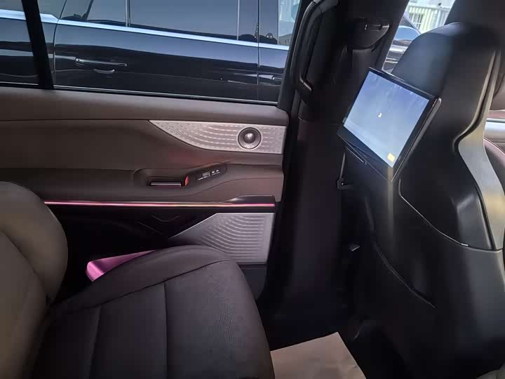 Фото 4 - Lincoln Navigator