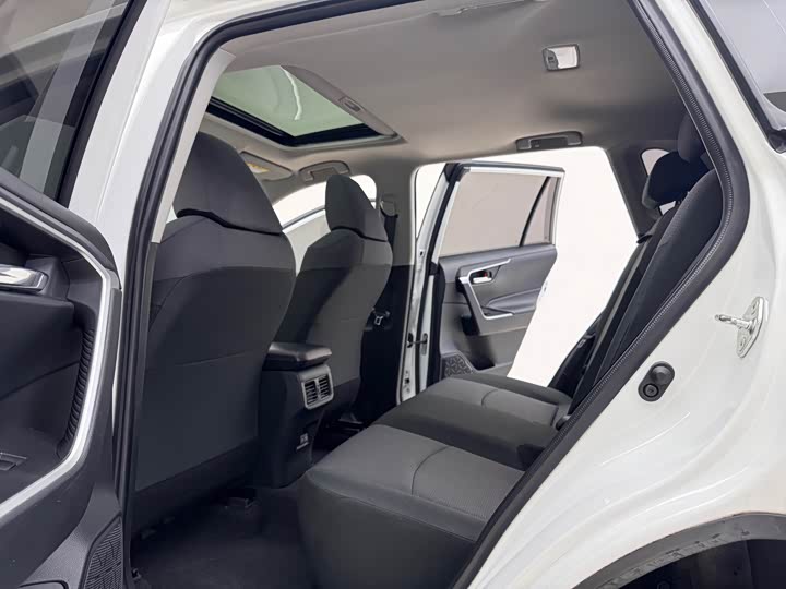 Фото 10 - Toyota RAV4