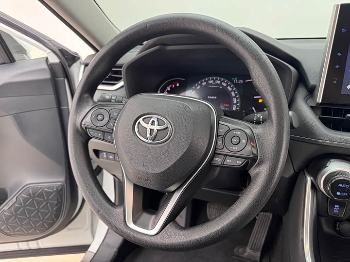 Фото 12 - Toyota RAV4