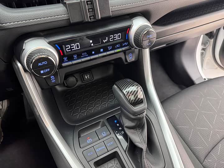 Фото 16 - Toyota RAV4