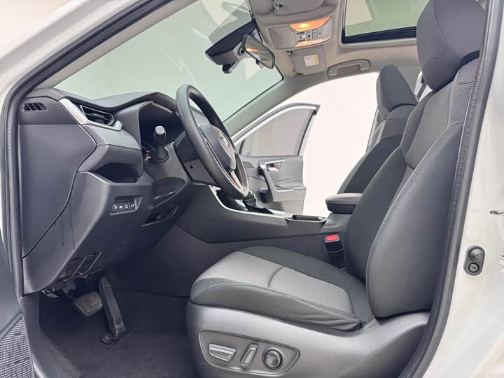 Фото 7 - Toyota RAV4