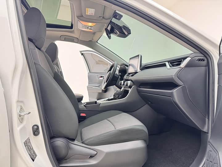 Фото 8 - Toyota RAV4