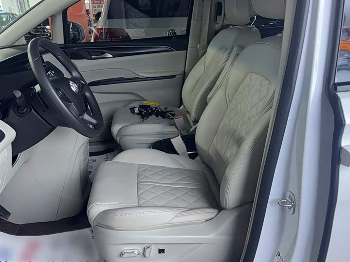 Фото 15 - Buick GL8 ES