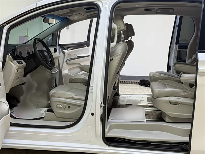 Фото 21 - Buick GL8 ES