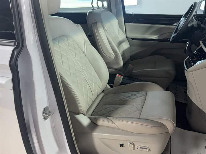 Фото 3 - Buick GL8 ES