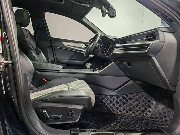 Фото 7 - Audi A6L