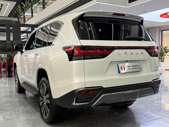 Фото 13 - Lexus LX