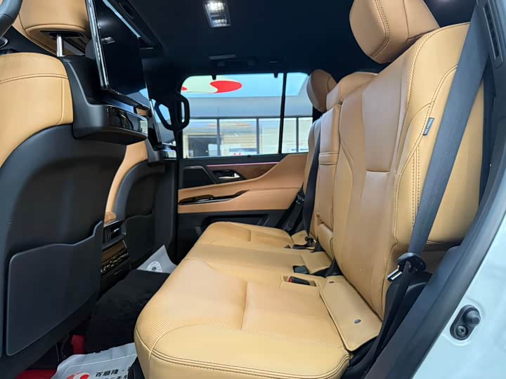 Фото 7 - Lexus LX