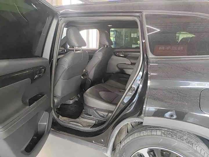 Фото 8 - Toyota Crown Kluger