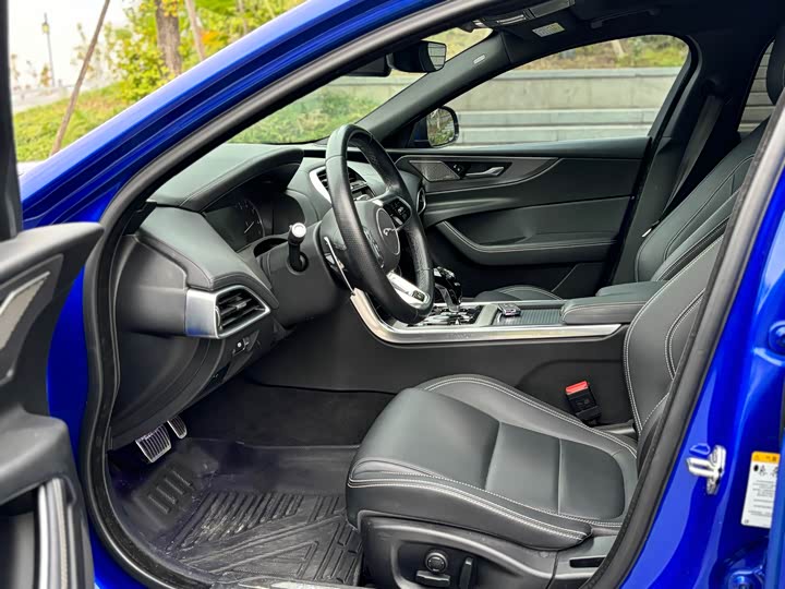 Фото 4 - Jaguar XE L