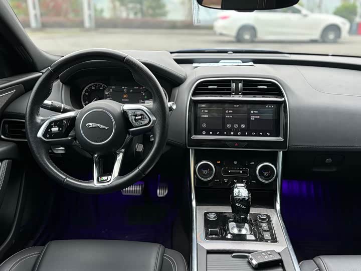 Фото 8 - Jaguar XE L
