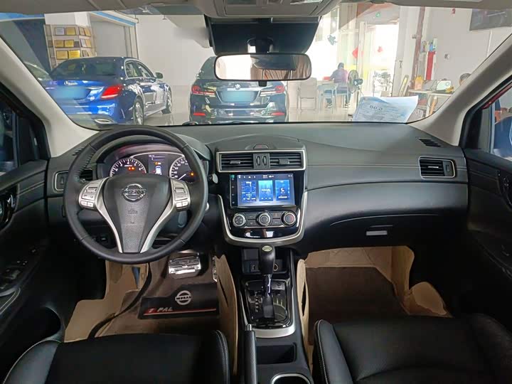 Фото 10 - Nissan Tiida