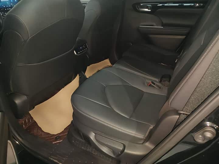 Фото 17 - Toyota Highlander