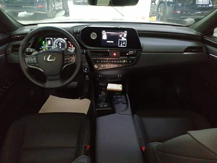 Фото 10 - Lexus ES