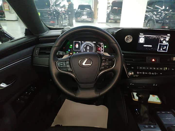 Фото 11 - Lexus ES