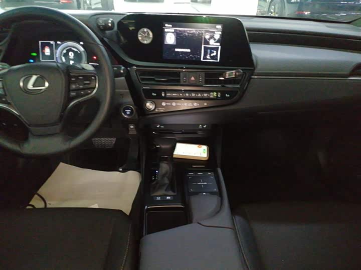 Фото 13 - Lexus ES