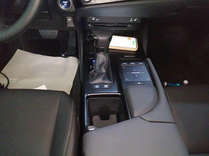 Фото 14 - Lexus ES