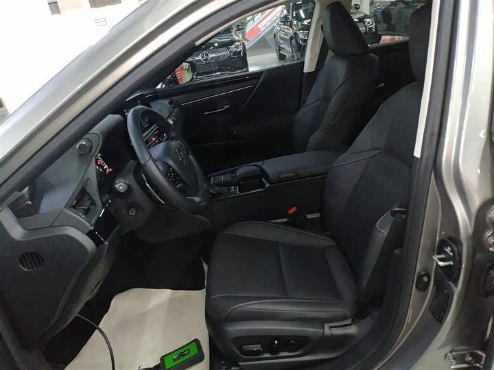 Фото 15 - Lexus ES