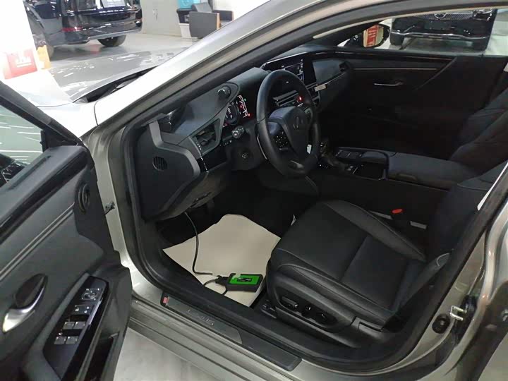 Фото 16 - Lexus ES