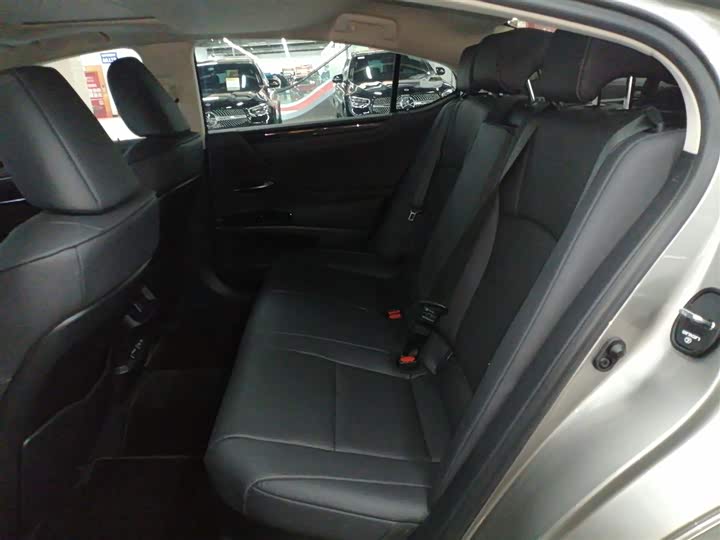 Фото 17 - Lexus ES