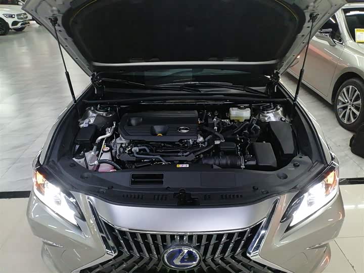 Фото 20 - Lexus ES