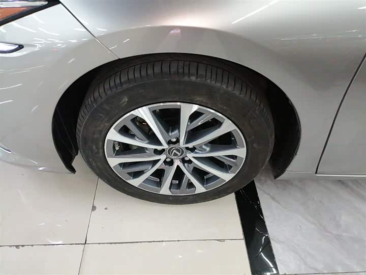 Фото 23 - Lexus ES