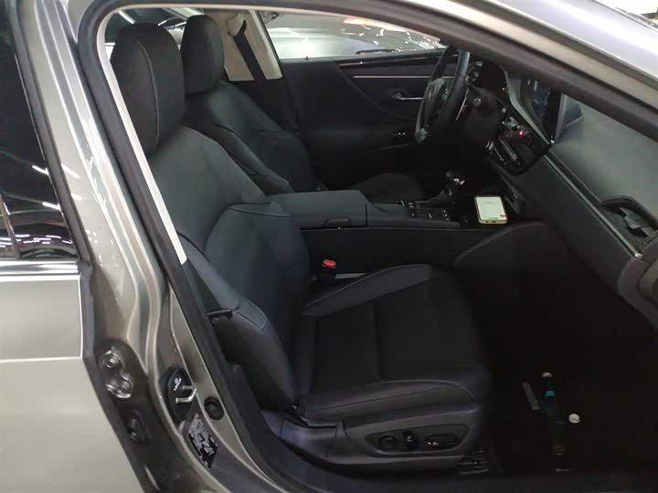 Фото 25 - Lexus ES