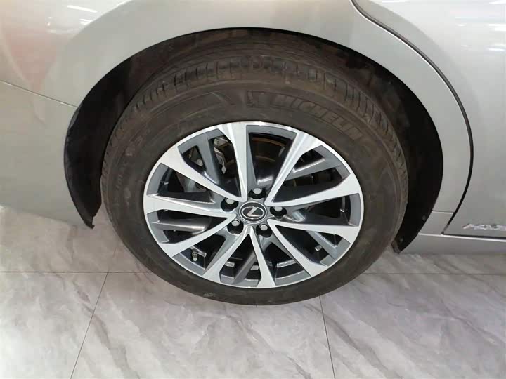 Фото 26 - Lexus ES