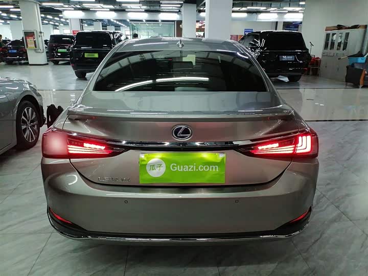 Фото 6 - Lexus ES